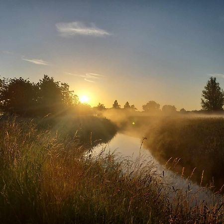Rustig Gelegen Chalet Solvo Met Terras Aan Het Water Geel Esterno foto