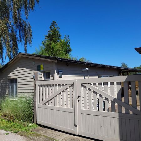 Rustig Gelegen Chalet Solvo Met Terras Aan Het Water Geel Esterno foto