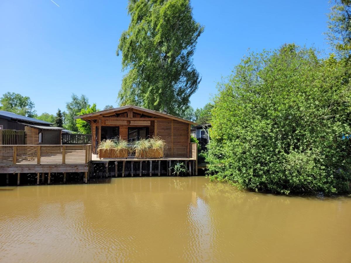 Rustig Gelegen Chalet Solvo Met Terras Aan Het Water Geel Esterno foto