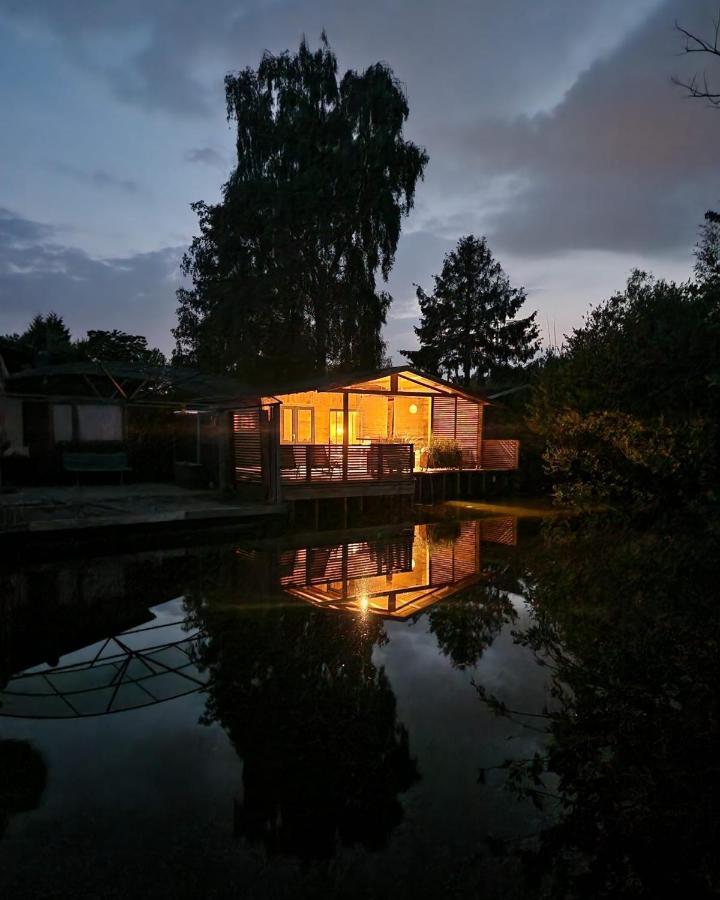 Rustig Gelegen Chalet Solvo Met Terras Aan Het Water Geel Esterno foto