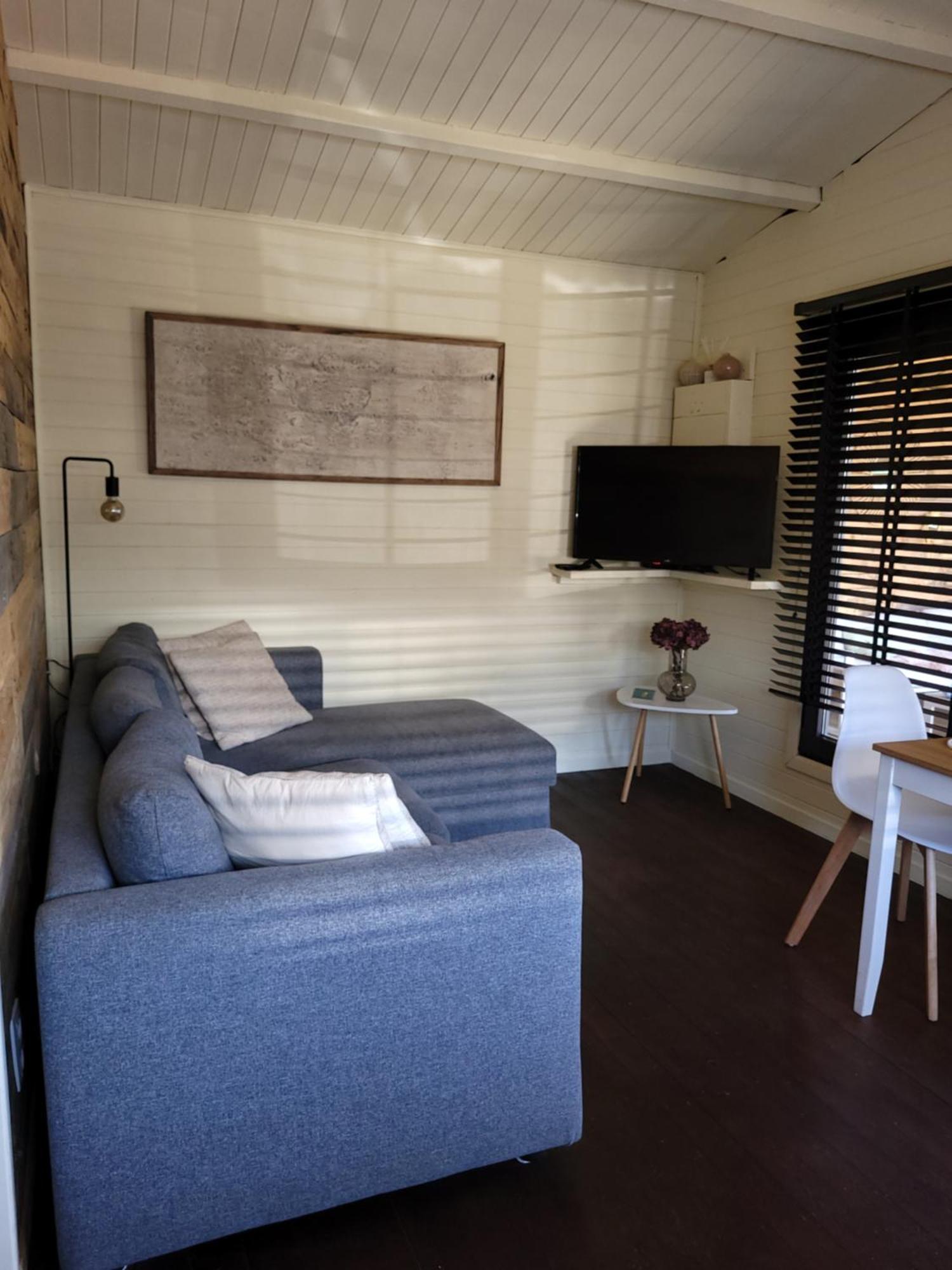 Rustig Gelegen Chalet Solvo Met Terras Aan Het Water Geel Esterno foto