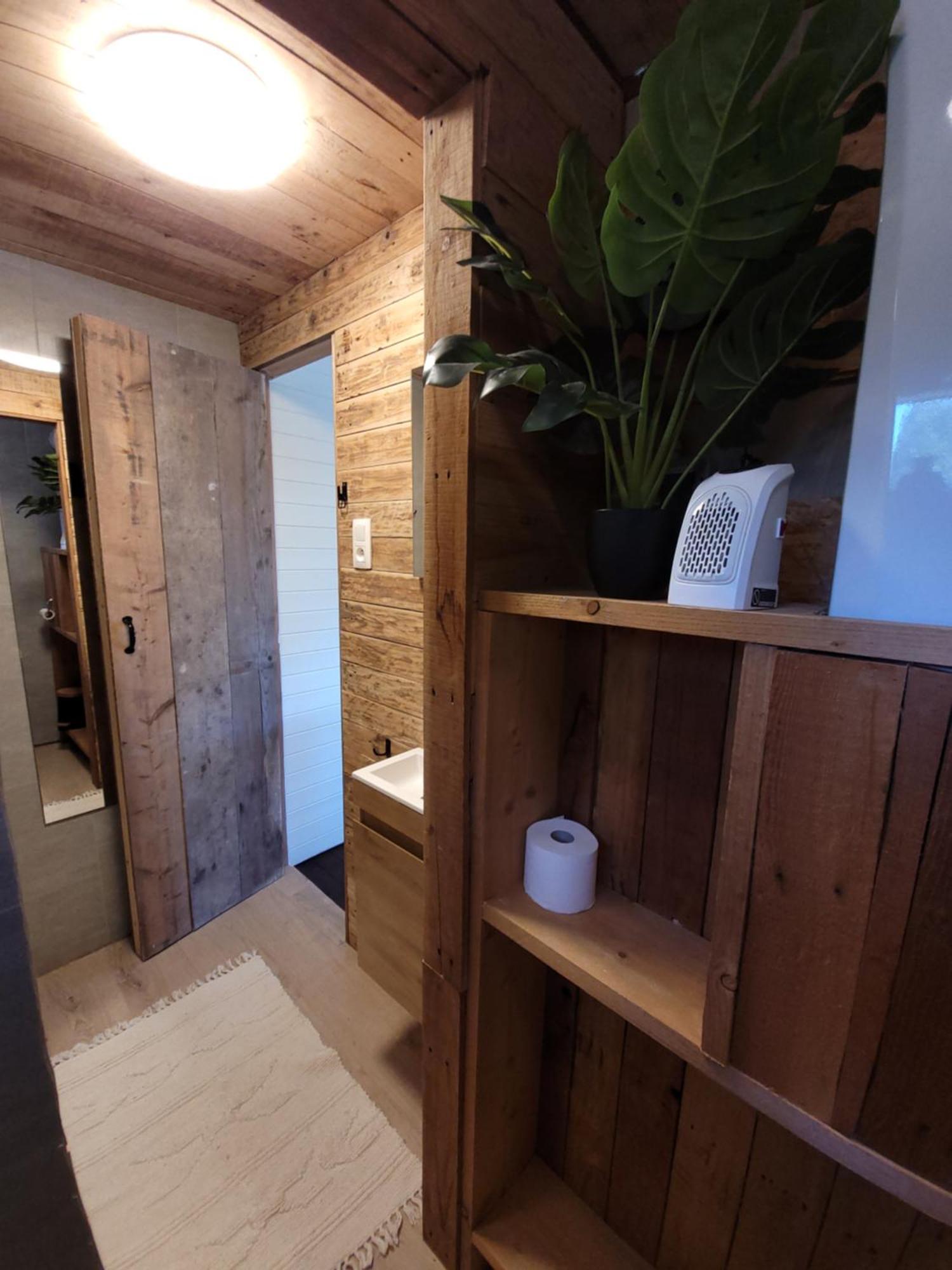 Rustig Gelegen Chalet Solvo Met Terras Aan Het Water Geel Esterno foto
