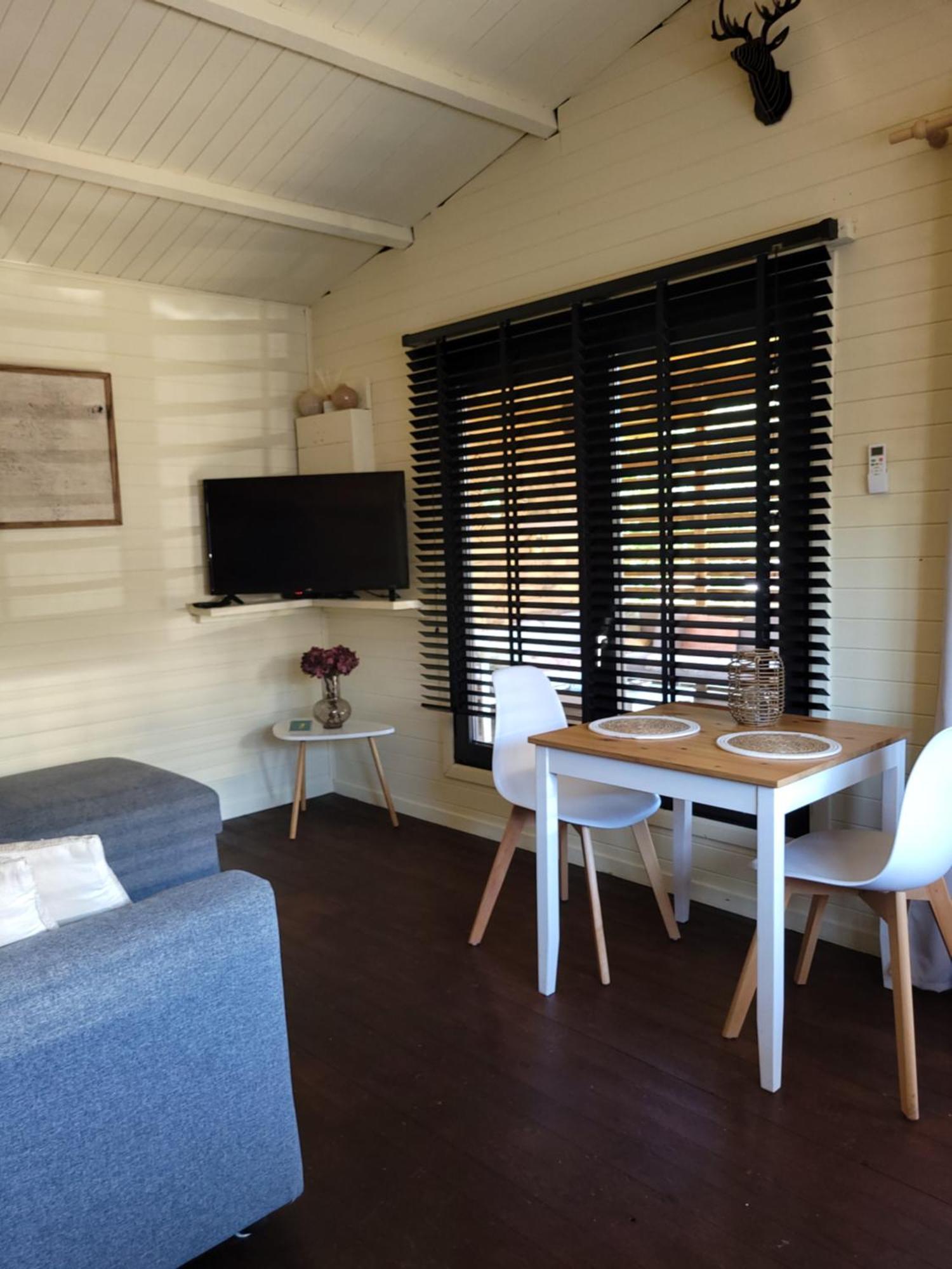 Rustig Gelegen Chalet Solvo Met Terras Aan Het Water Geel Esterno foto