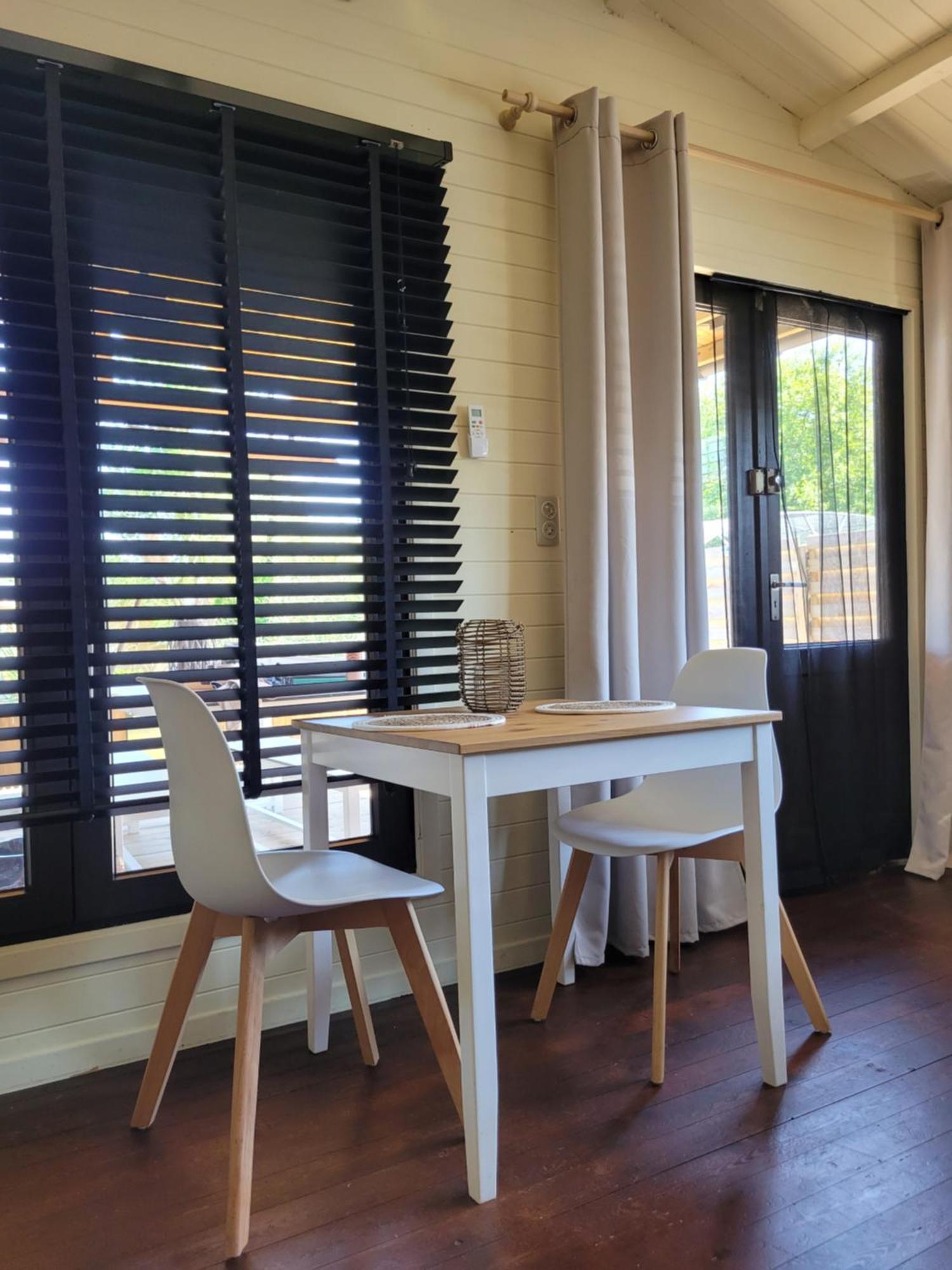 Rustig Gelegen Chalet Solvo Met Terras Aan Het Water Geel Esterno foto