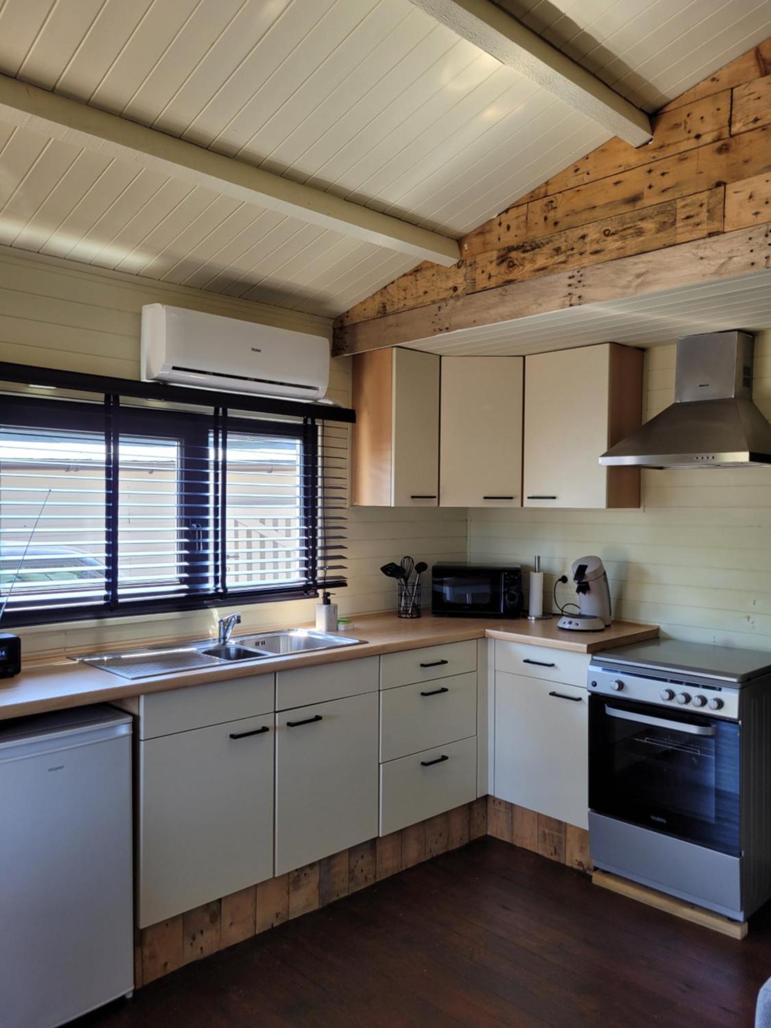 Rustig Gelegen Chalet Solvo Met Terras Aan Het Water Geel Esterno foto