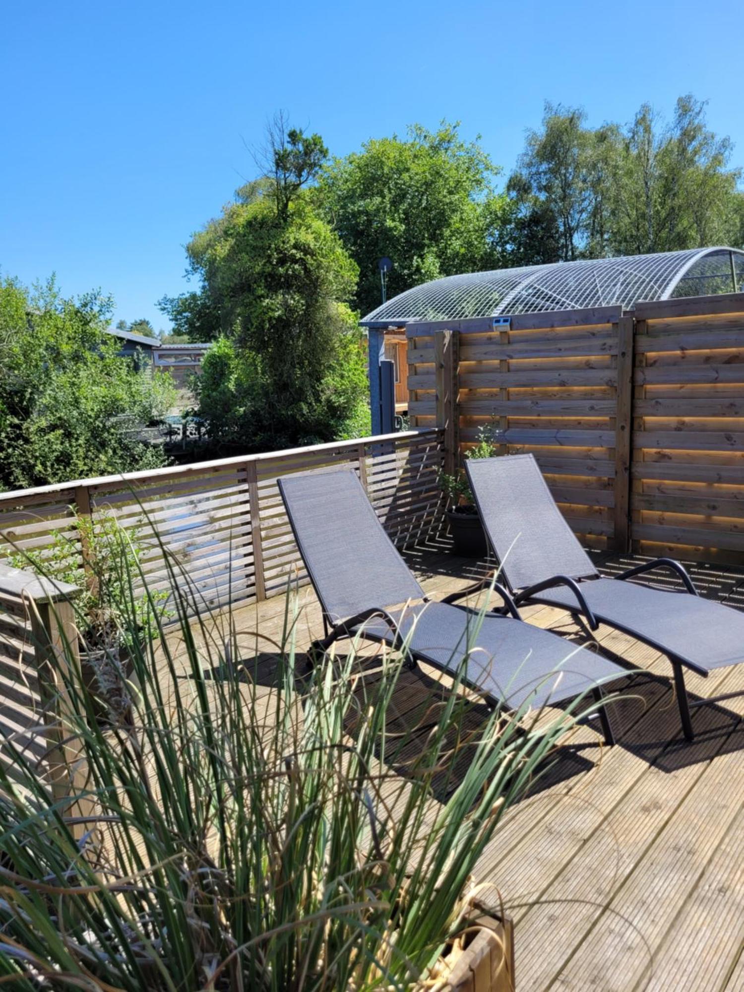 Rustig Gelegen Chalet Solvo Met Terras Aan Het Water Geel Esterno foto