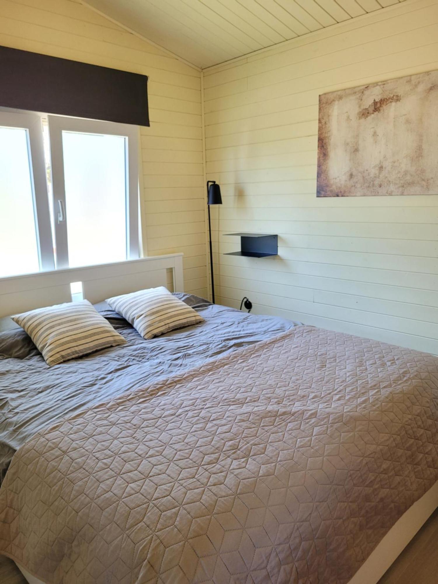 Rustig Gelegen Chalet Solvo Met Terras Aan Het Water Geel Esterno foto